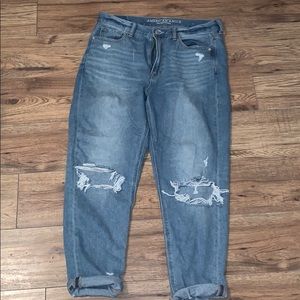 AMERICAN EAGLE MOM JEANS LIGHT WASH